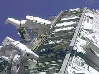 Astronauti opravuj ISS