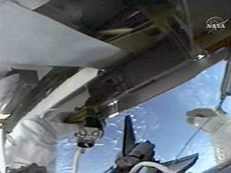 Astronauti opravuj ISS