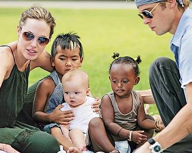 Magazín People zveejnil fotografii Brada Pitta, Angeliny Jolie a jejich tí dtí