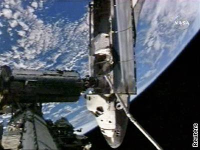 Takto zaparkoval Discovery u ISS loni v prosinci.