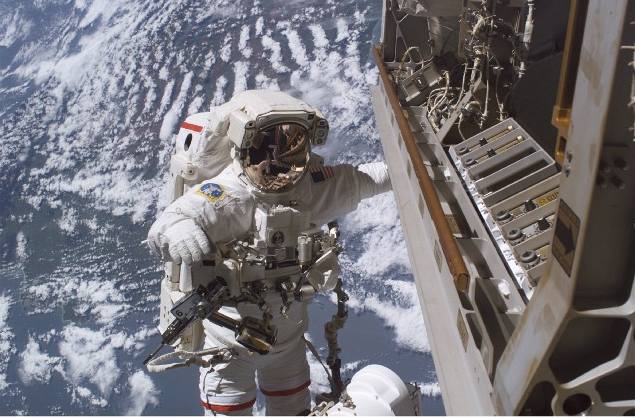 Výstup do vesmíru v rámci mise na dokonení stanice ISS