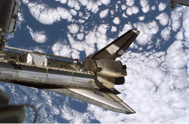 Raketoplán Discovery "parkuje" u vesmírné stanice ISS