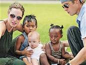 Magazín People zveejnil fotografii Brada Pitta, Angeliny Jolie a jejich tí dtí
