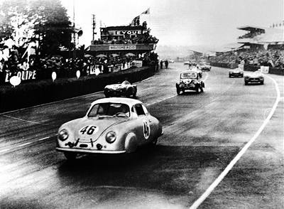 Porsche poprvé vítzí na tyiadvacetihodinovce v Le Mans, ve stejném roce Ferdinand Porsche umírá