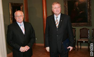 Mezi prezidentem a premiérem vypukl velmi ostrý spor, Klaus odmítl dohodu, kterou mu pinesl Topolánek