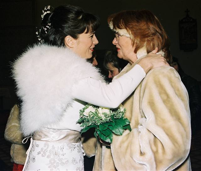Nevsta Tereza Kostková s maminkou Carmen Mayerovou