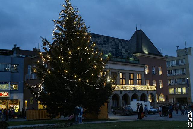 Tém kadé námstí a náves v esku ozdobil vánoní strom.