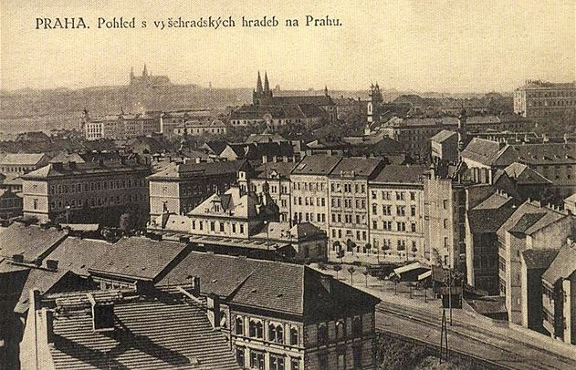 Pohled na výpravní budovu nádraí Vyehrad ze Svobodovy ulice, prosinec 2006