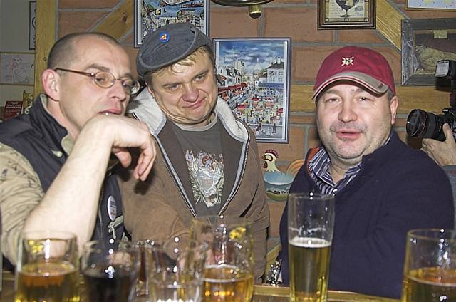 Nerozluná trojka na baru: Tomá Trapl, Vilém ok a Michal David 