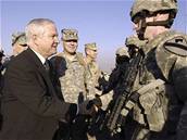 éf Pentagonu Robert Gates s americkými vojáky v Iráku.