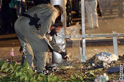 Policisté prohledávají trosky po útocích v Bangkoku