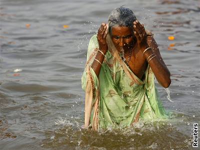 Slavnost Kumbh mélá trvá celých est týdn. Jen za prvních est hodin slavnosti vstoupily do eky Gangy ti miliony hinduistických vících.