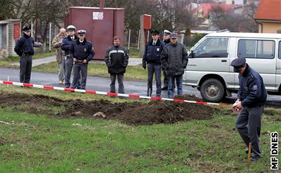 Místo nálezu od úterý steí policisté.