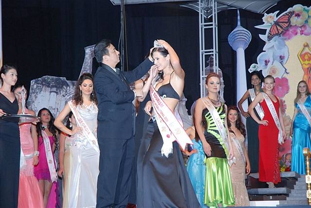 Jana Doleelová vyhrává 4.místo a s ním spojený titul Miss Tourism Cosmopolitan International 2006