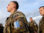 etí vojáci se vracejí z mise v Kosovu.