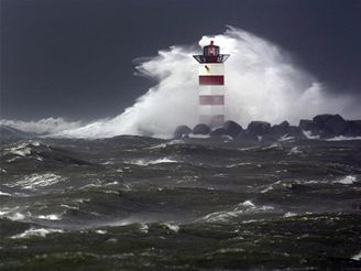 Vlny biuj majk v nizozemskm pstavu IJmuiden