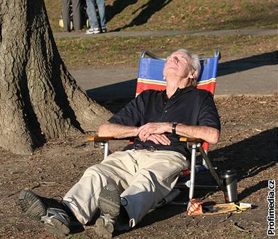 V parcích New Yorku se lidé opalují jako uprosted léta.