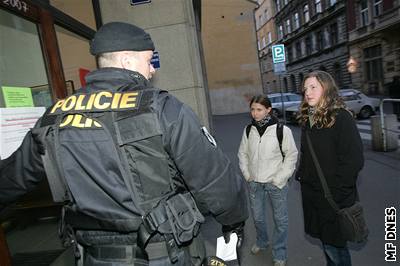 Policisté budou u kol hlídkovat bhem výuky.