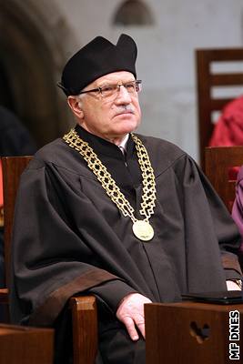 Prezident Václav Klaus ocenil pi pevzetí doktorátu mimoádný pínos VUT pro esko.