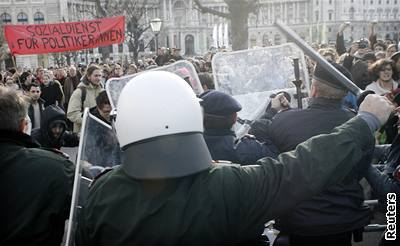 V Rakousku demonstrují za zruení kolného stovky student