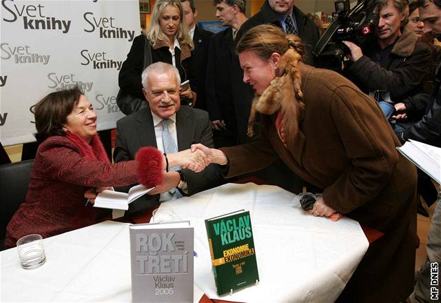 Prezident Klaus podepisoval v Bratislav své knihy.