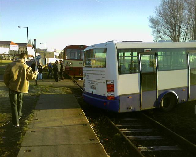 Autobus MHD uvízl v kolejiti nedaleko zastávky Kutná Hora Sedlec