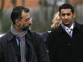 Jeden z obvinných, Adel Yahya (vpravo), se svým obhájcem.