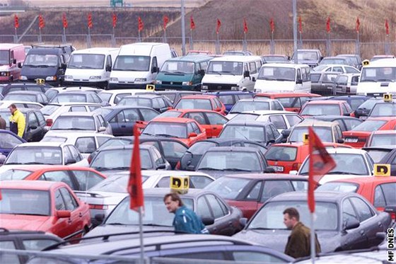 Policisté nezatýkali pouze na radnici, ale údajn zadreli i majitele jednoho z autobazar. (Ilustraní snímek)