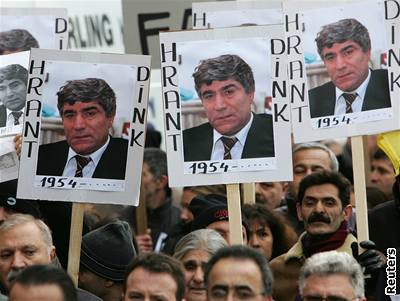 Poheb Hranta Dinka v Istanbulu