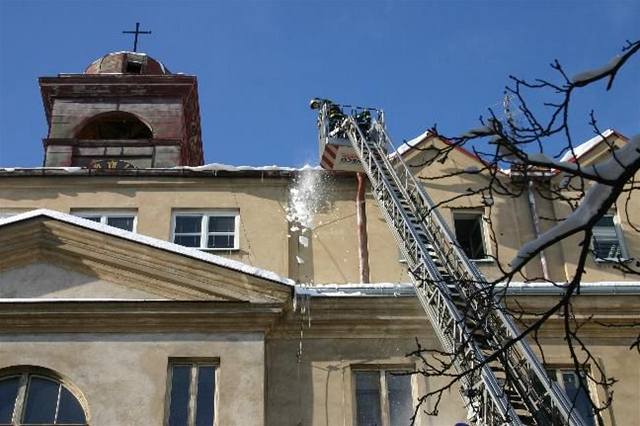 Pratí hasii museli odstranit rampouchy a sníh u z 56 stech.