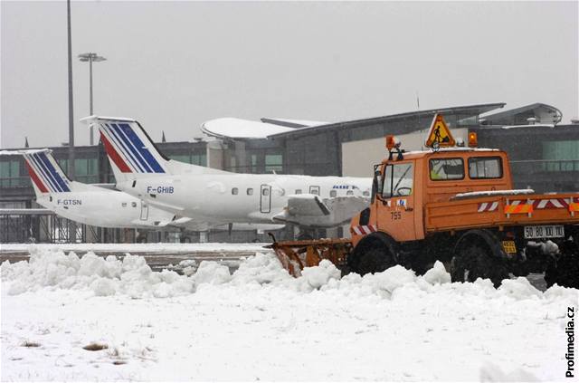 V ad míst v Evrop sníh zastavil dopravu, odízl domácnosti od elektiny. Na snímku letit Clermont Ferrand.