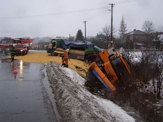 nehoda sypae a kamionu s kukuic v Bystici nad Ol