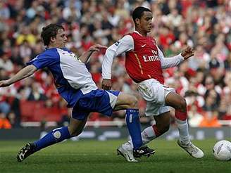 Arsenal - Blackburn: Walcott (vpravo) a Warnock