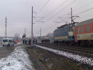 Vlak zastavil pouhch dvacet metr ped pejezdem.