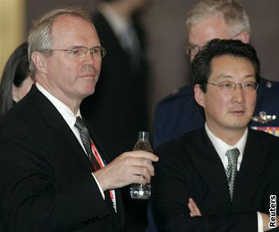 Americký vyjednava Christopher Hill (vlevo) popel zprávu japonských novin, e mezi USA a KLDR u existuje dohoda.