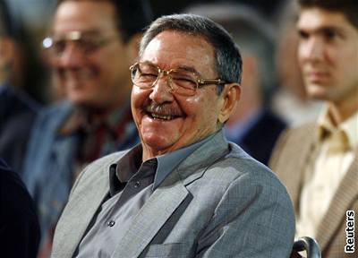 Raúl Castro piel zahájit havanský kniní veletrh. Pekvapiv nikoliv v uniform. (8. ledna 2007)