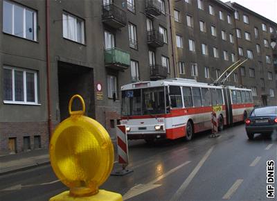 Podle pedbného etení policist nedal idi trolejbusu chodkyni pednost. Ilustraní foto