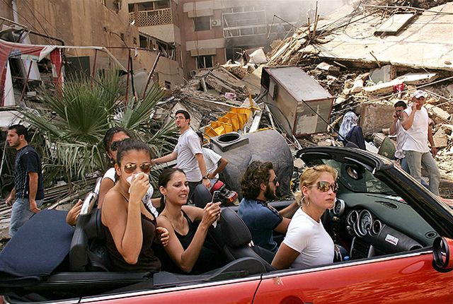 Mladí Libanonci ve vybombardovaném Bejrútu