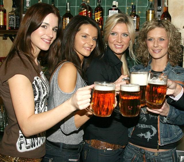 Lucie Váchová, Martina Dvoáková, Petra Mináová a Kateina Stoesová se postaraly o první naepování piva