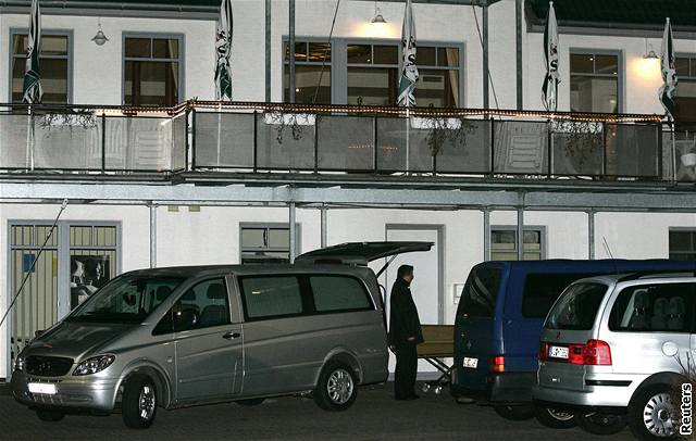 V ínské restauraci v dolnosaském Sittensenu zahynulo v nedli sedm lidí. Peila jen dvouletá dcerka majitel