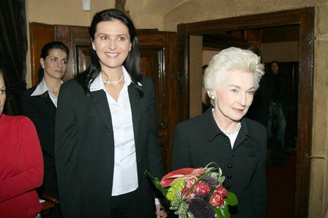 Elika Haková Coolidge s editelkou eské Miss Michaelou Maláovou v restauraci U Malí