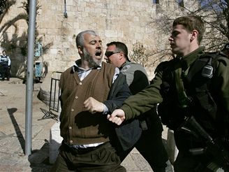 Izraelt policist zatkaj palestinskho demonstranta