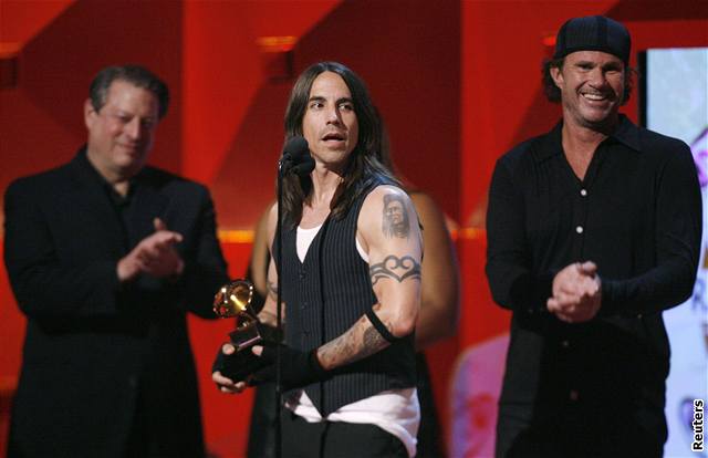 Anthony Kiedis z Red Hot Chili Peppers pebírá cenu Grammy (Los Angeles, 11. 2....