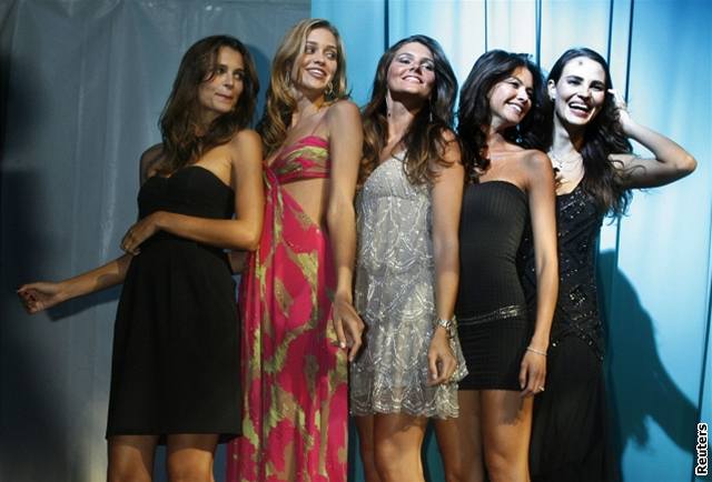 Brazilské modelky Fernanda Motta, Ana Beatriz Barrosová, Raica Oliveira, Aline Nakashima a Fernanda Tavaresová pózují pro Sports Illustrated Swimsuit 2007
