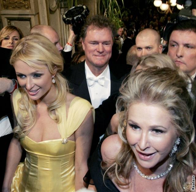 Paris Hiltonová, její matka Kathy a otec Rick na Plese v opee