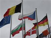 eské vlajce u budovy europarlamentu chybí k dokonalosti deset centimetr.