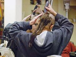 Britney Spearsov v kadenickm salonu Esthers Haircutting Studio