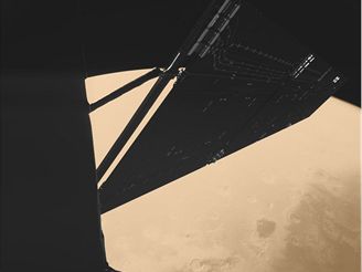 Mars 4 minuty ped max.piblenm -  pod panelem pouzdra Philae povrch Syrtis z ve 1000 km