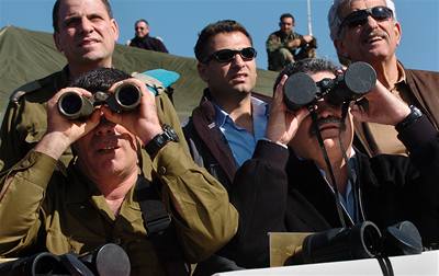 Ministr Perec (vpravo) sice Golanské výiny nevidl, mnoho lidí ale pobavil