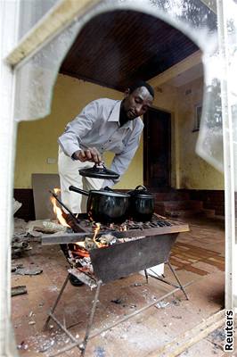 Noviná Nelson Banya ze Zimbabwe si vaí snídani na dev. Lidé nemají na to, aby elektina la celý den.